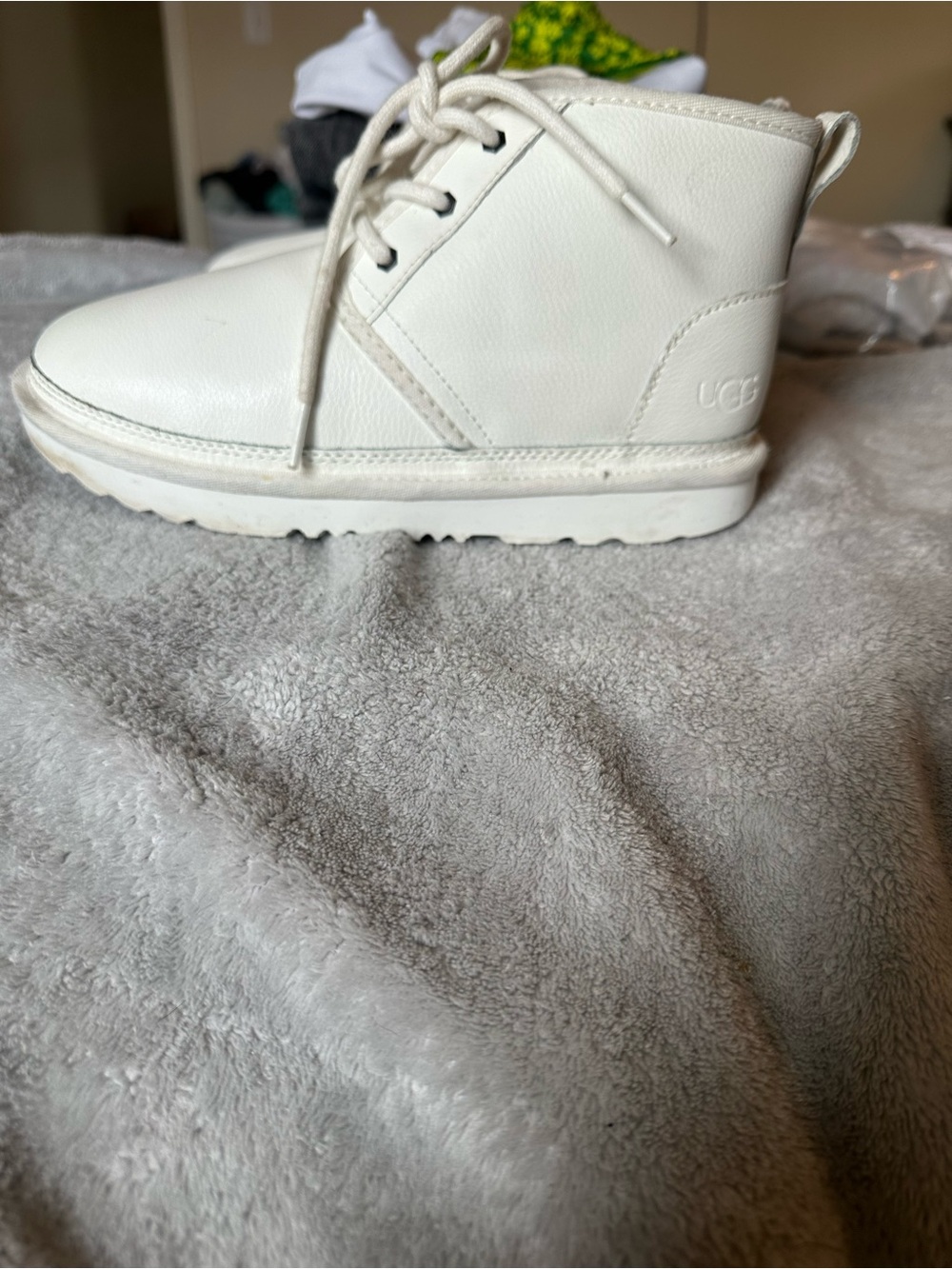 UGG Kids Off-White Lace-Up Shearling Boots - Picture 4 of 9